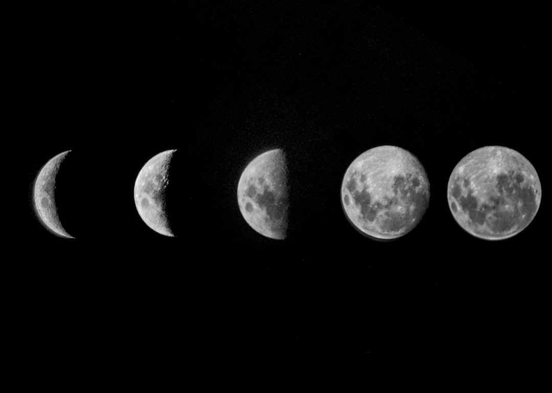 インド占星術の月星座とは?太陽星座との違いと調べ方