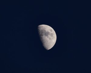 月星座別｜感情パターンと人間関係の癖を読み解く